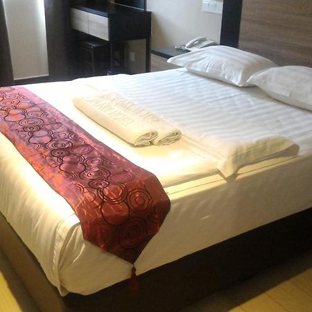 Galaxy Hotel Simpang Ampat  Exterior foto