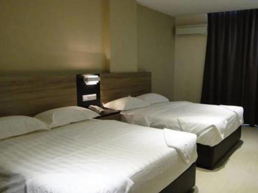 Galaxy Hotel Simpang Ampat  Exterior foto