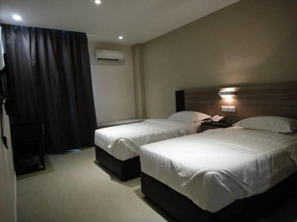 Galaxy Hotel Simpang Ampat  Exterior foto
